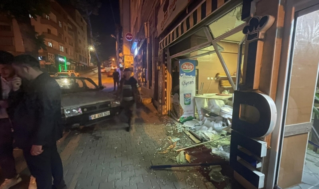 Otomobil pide dükkanına daldı, cam çerçeve aşağı indi