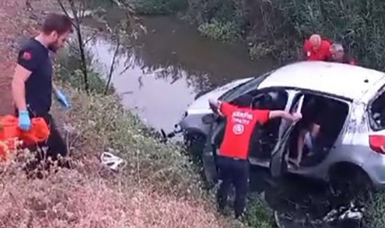 Otomobil sulama kanalına uçtu