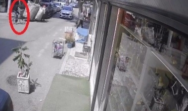 Otomobil yolun karşısına geçen bisikletliye çarptı