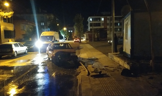 Otomobil zabıta kulübesine daldı: 4 yaralı