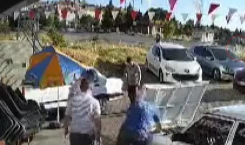 Otomobilin altında kalan çocuğu esnaf kurtardı