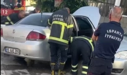 Otomobilin motor kısmına giren yılan bagajdan çıkarıldı