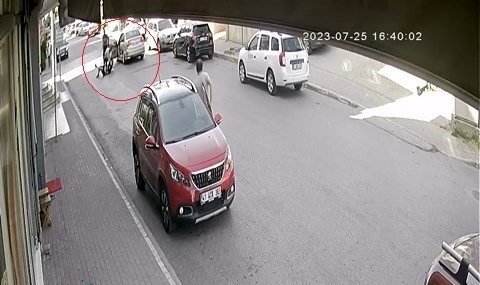 Otomobilin önünü kesip bekçiyi darp ettiler