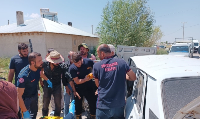 Otomobiller kafa kafaya çarpıştı: 2 yaralı