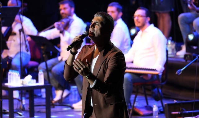 Özcan Deniz, Uluslararası Bursa Festivali'nde fırtına estirdi