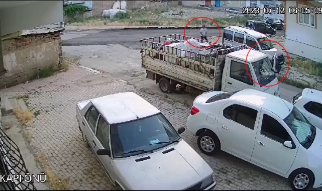Park halindeki kamyonetten hırsızlık kamerada