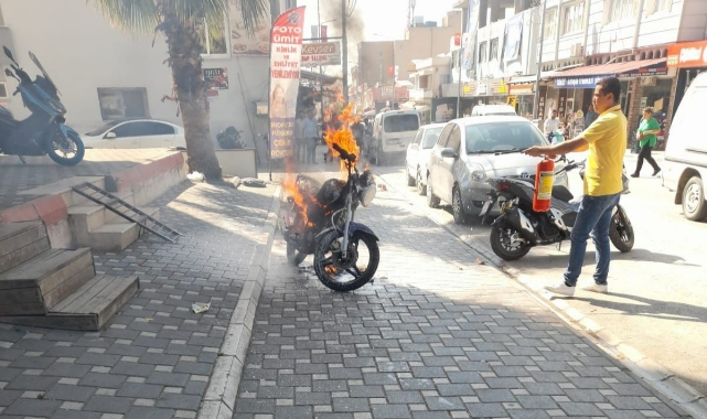 Park halindeki motosiklet alev alev yandı