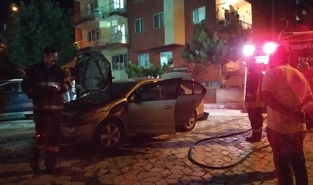 Park halindeki otomobil alev aldı