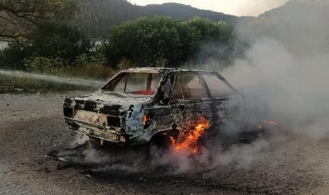Park halindeki otomobil alev alev yandı