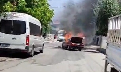 Park halindeki otomobil alev alev yandı