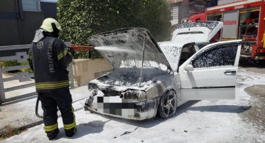 Park halindeki otomobilde yangın paniği