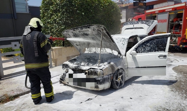 Park halindeki otomobilde yangın paniği