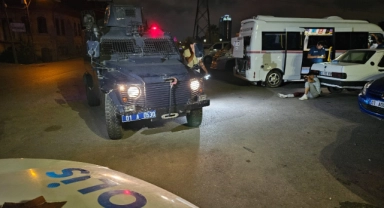 Parkta iki arkadaşa motosikletli saldırı
