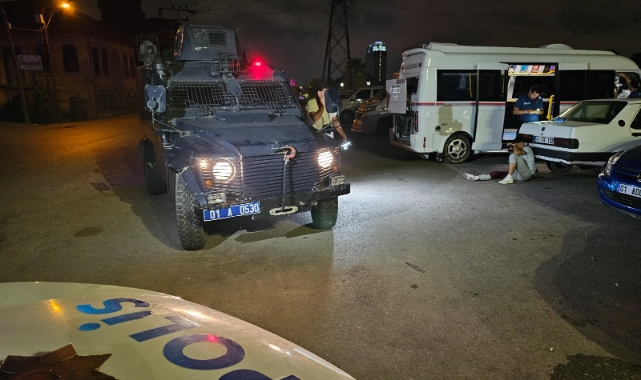 Parkta iki arkadaşa motosikletli saldırı