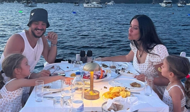 Pelin Akil ailesiyle teknede