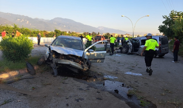 Polis aracıyla otomobil çarpıştı: 4 yaralı