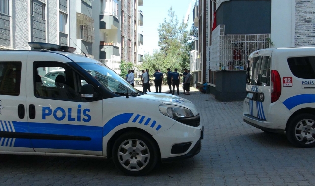 Polis memuru tartıştığı komşusunu öldürdü