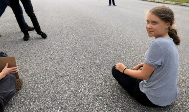Polisin uyarılarına uymayan Greta Thunberg'e para cezası