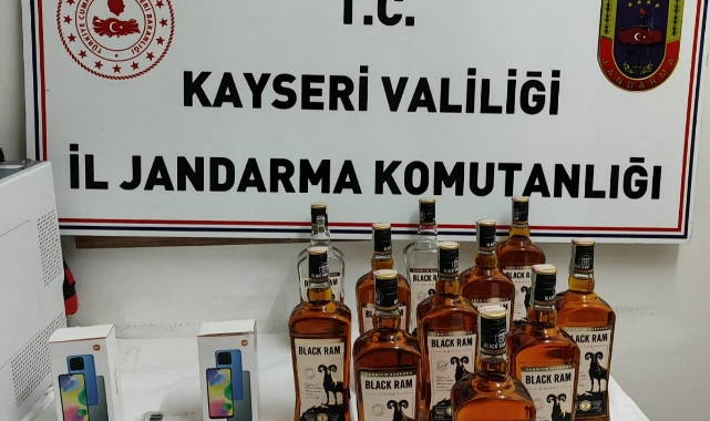 Restoranda bandrolsüz içki ve kaçak telefon ele geçirildi