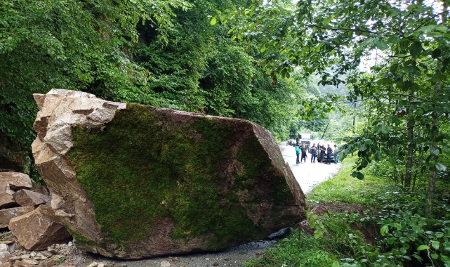 Rize'de heyelan: Dev kaya yola düştü!
