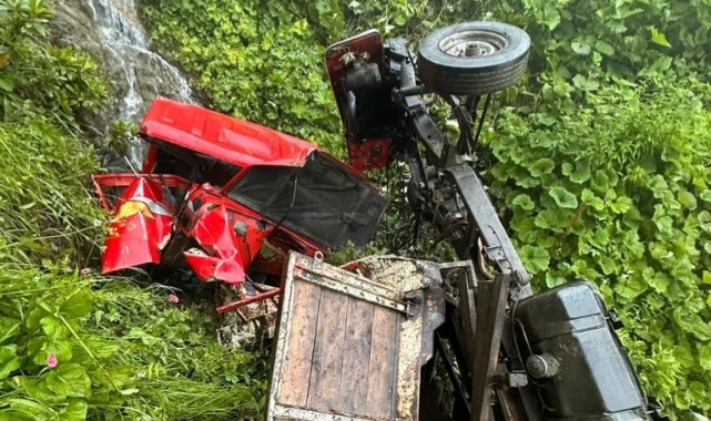 Rize'de kamyon uçuruma yuvarlandı