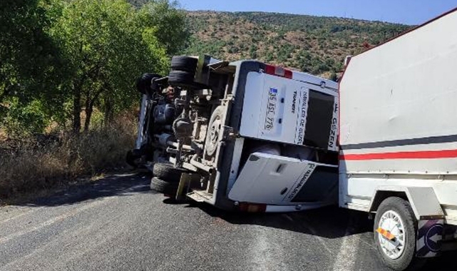Römork takılı minibüs devrildi! 10 yaralı