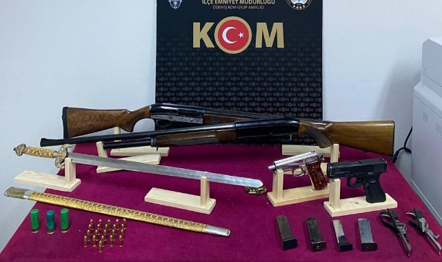 Ruhsatsız silahların bulunduğu eve polis baskını