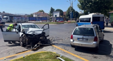 Sakarya'da kavşakta iki otomobil çarpıştı!
