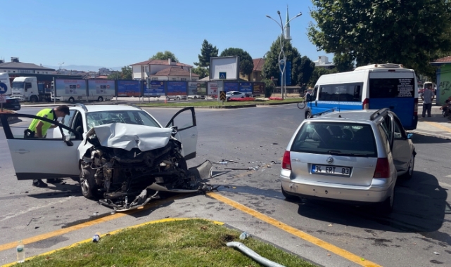 Sakarya'da kavşakta iki otomobil çarpıştı!