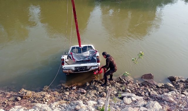 Sakarya Nehri'ne düşen kamyonet 3 gün sonra çıkartıldı
