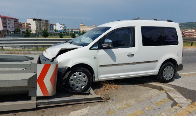 Samsun'da hafif ticari araç bariyere çarptı