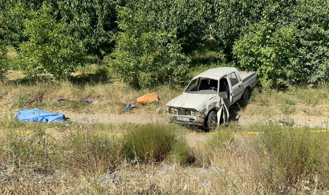 Şarampole devrilen kamyonette yaşlı çifti ölüm ayırdı