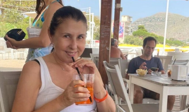 Şarkıcı Nilüfer kızıyla tatile çıktı