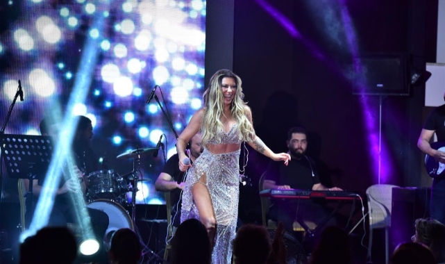 Şarkıcı Selen Görgüzel Bodrum'da sahne aldı