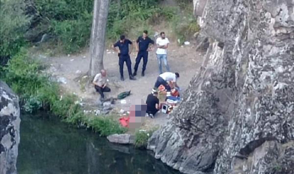 Serinlemek için çaya giren gençten acı haber!