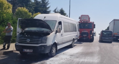 Servis minibüsünde korkutan yangın