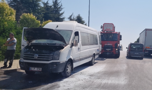 Servis minibüsünde korkutan yangın