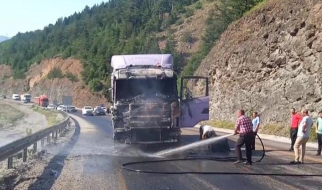 Seyir halindeki TIR alev topuna döndü