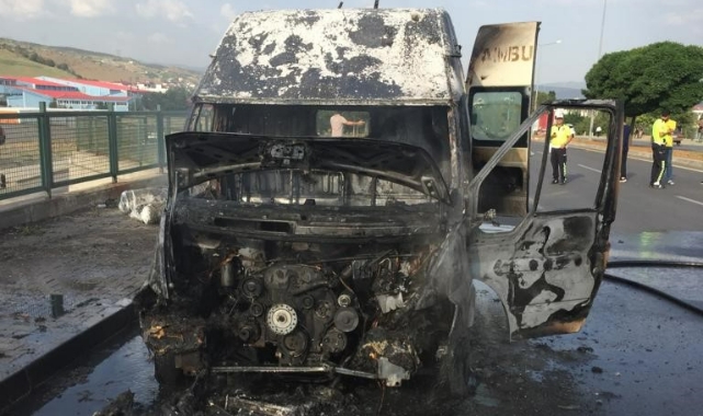 Seyir halindeyken alev alan minibüs küle döndü