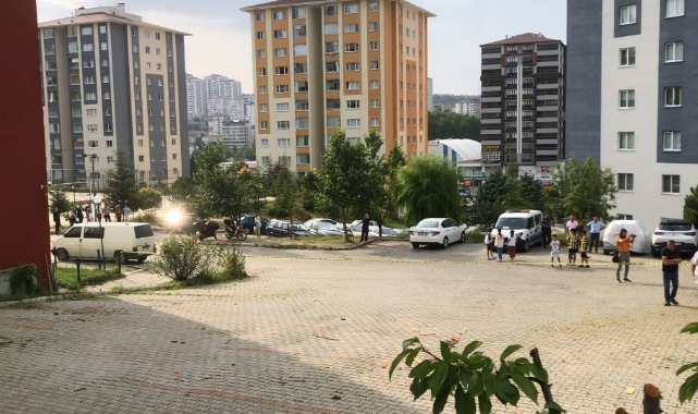 Şiddetli rüzgar çatıları uçurdu