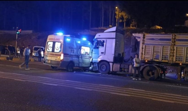 Siirt’te TIR ambulansla çarpıştı: 1 yaralı
