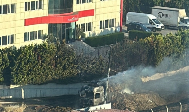 Silivri’de saman yüklü tır alev alev yandı
