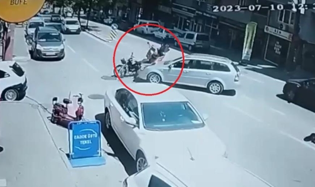Siparişe giden kuryeye otomobil çarptı