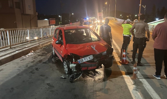 Sivas'ta trafik kazası: Anne ve kızı yaralandı