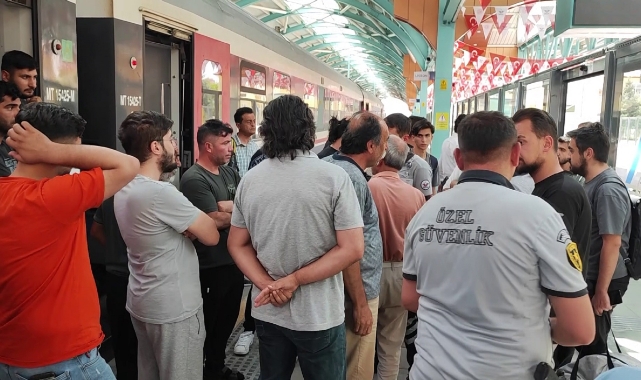 Sivas'ta tren gecikti, yolcular isyan etti