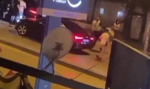 Sokak ortasında tekme tokat birbirlerine girdiler