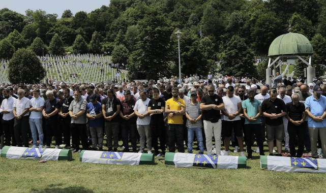 Srebrenitsa soykırımının 30 kurbanı daha toprağa verildi