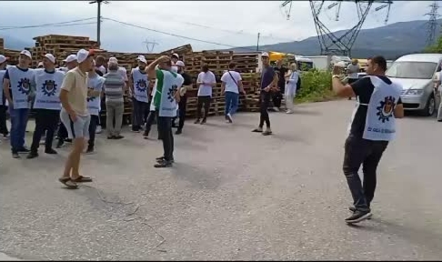 Su fabrikasında işten çıkarılan işçilerden eylem