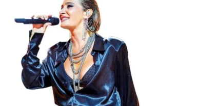 Sude şarkısıyla andı