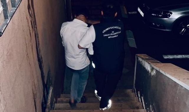 Şüpheli araçtan 8 kaçak göçmen çıktı